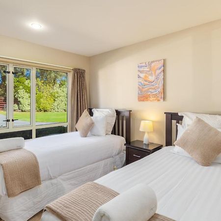 The Meadows Villa Christchurch Extérieur photo