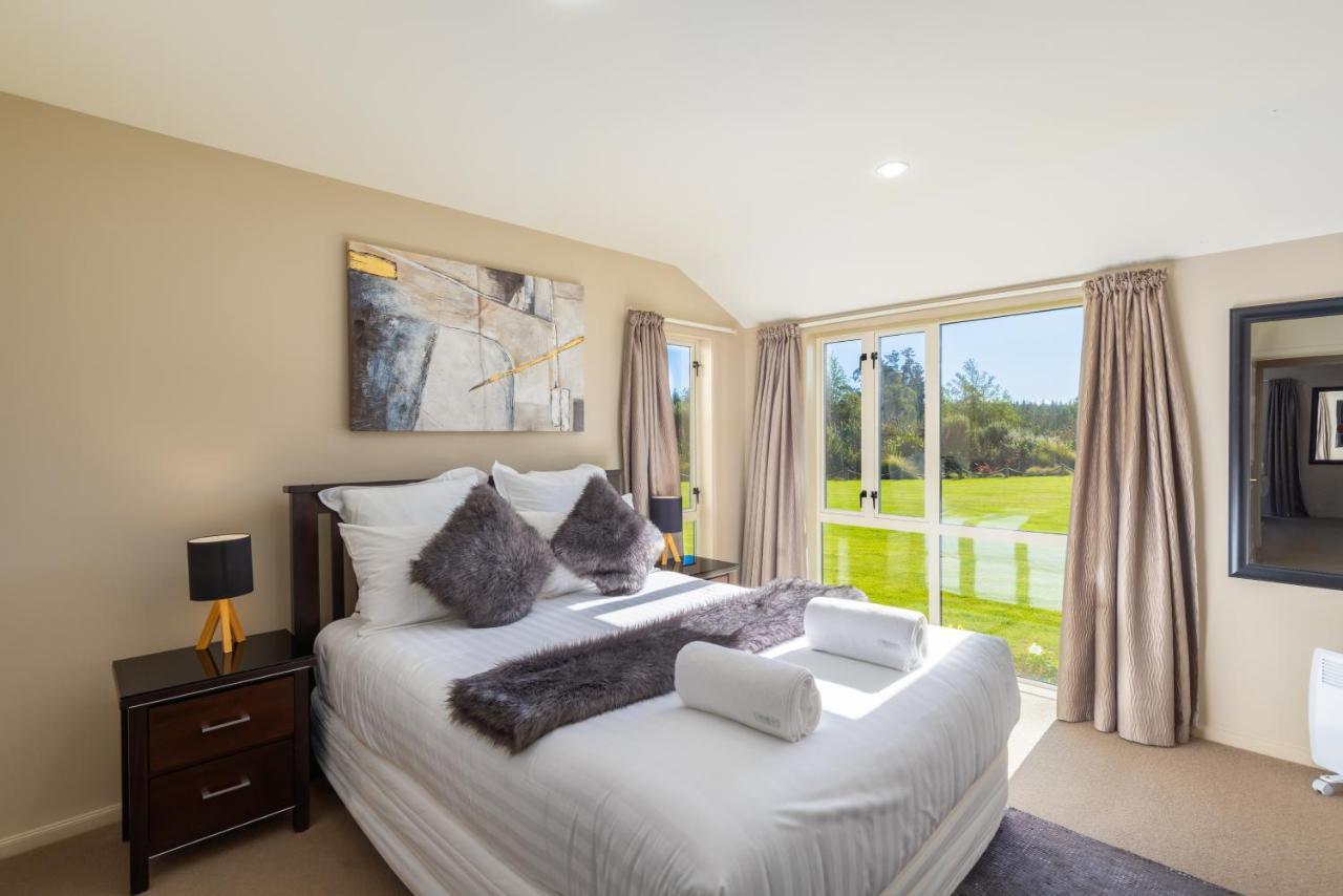 The Meadows Villa Christchurch Extérieur photo