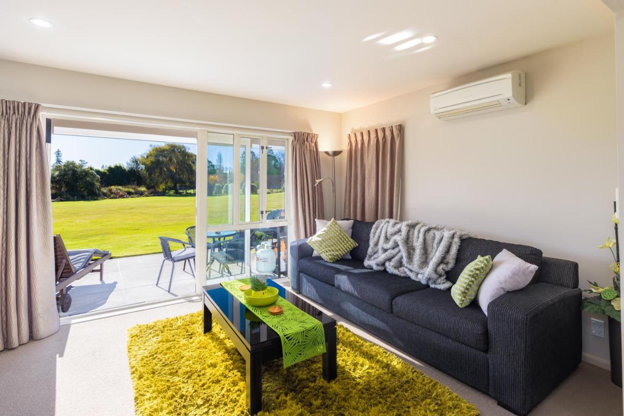 The Meadows Villa Christchurch Extérieur photo